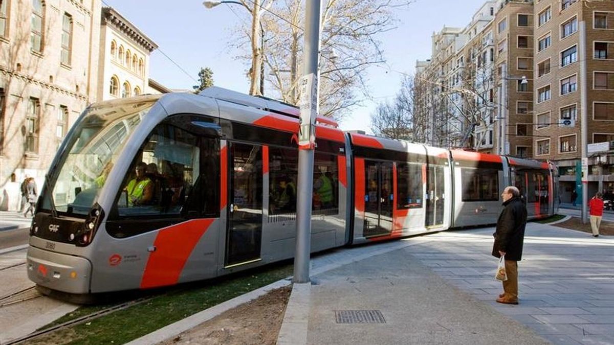 Cuatro personas heridas tras un accidente del tranvía al chocar contra una ambulancia en Zaragoza