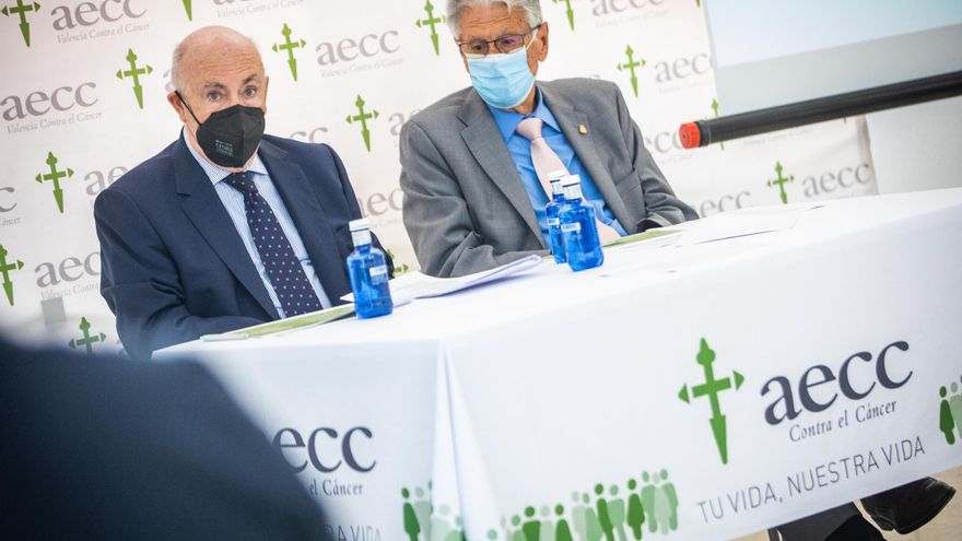 Tomás Trénor, presidente de AECC València, y Antonio Llombart, vicepresidente de AECC València, durante la presentación del informe.