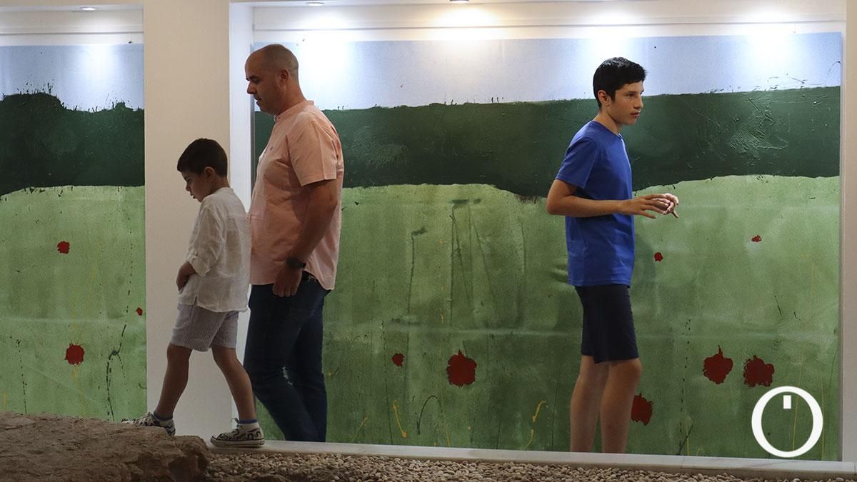 Alumnos con autismo del Torre Malmuerta exponen unas obras en las que reinterpretran cuadros de Pepe Amate