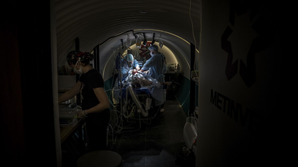 En uno de los hospitales secretos excavados por Ucrania cerca del frente: “Las paredes tiemblan, pero seguimos operando”