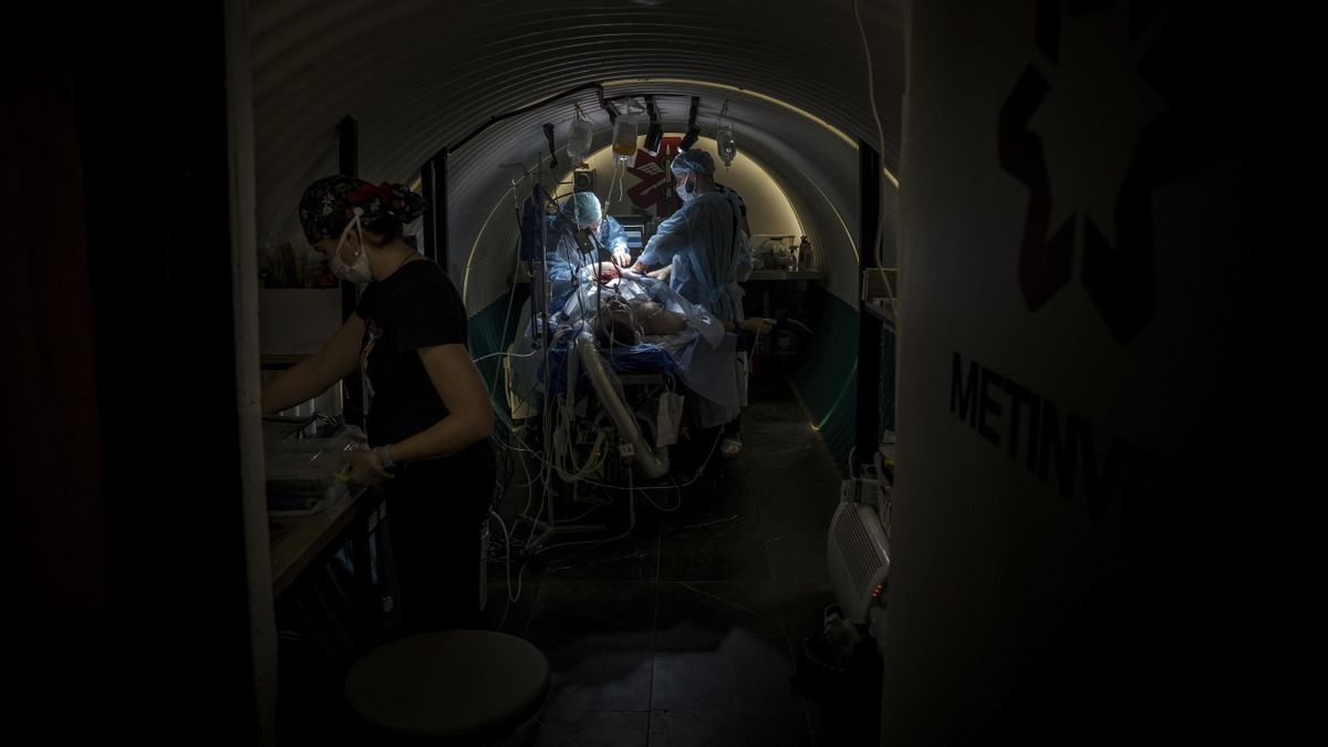 En uno de los hospitales secretos excavados por Ucrania cerca del frente: "Las paredes tiemblan, pero seguimos operando"