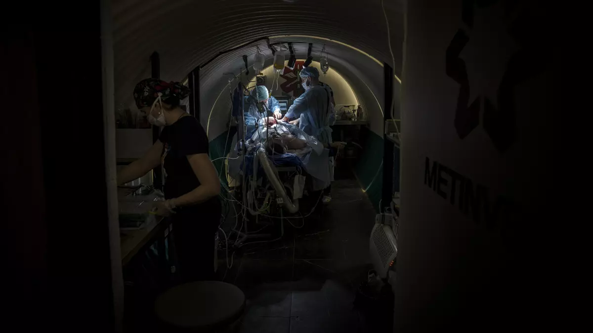 In uno degli ospedali segreti scavati dall’Ucraina vicino al fronte: “Le mura tremano, ma continuiamo a operare”