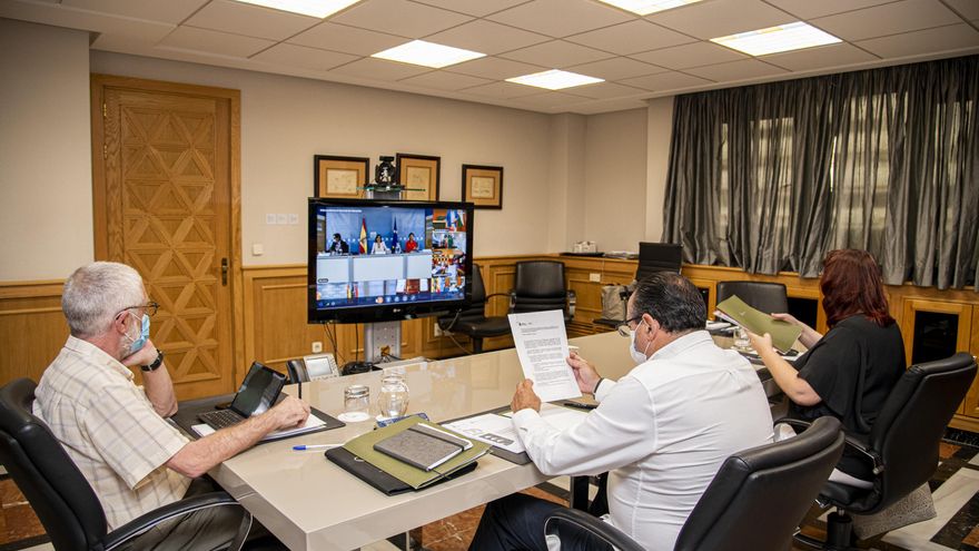 La consejera de Educación, Manuela Armas y el consejero de Sanidad, Blas Trujillo, durante la Conferencia Sectorial.
