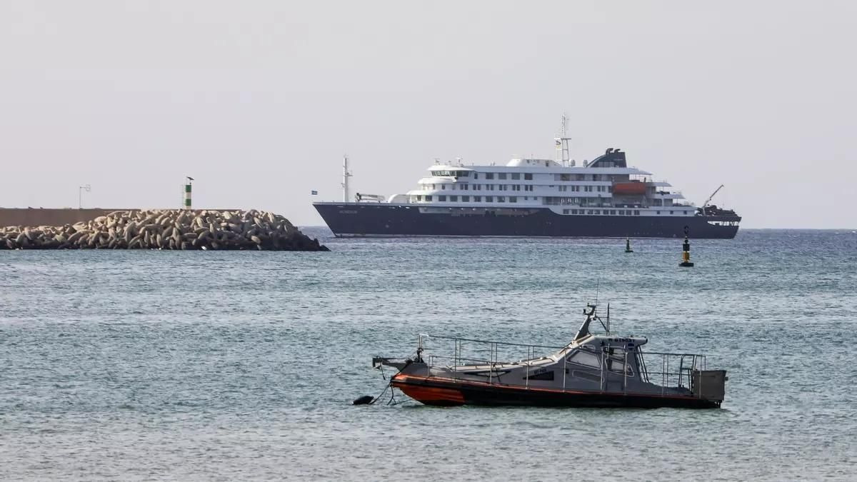 El crucero holandés MV Hondius (atrás), anclado frente a la costa de la ciudad de Praia, en la isla de Santiago (Cabo Verde). En esta embarcación se ha detectado un posible brote de hantavirus. EFE/Elton Monteiro