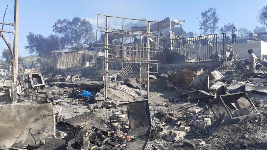 Escombros en el campo de refugiados tras el incendio.
