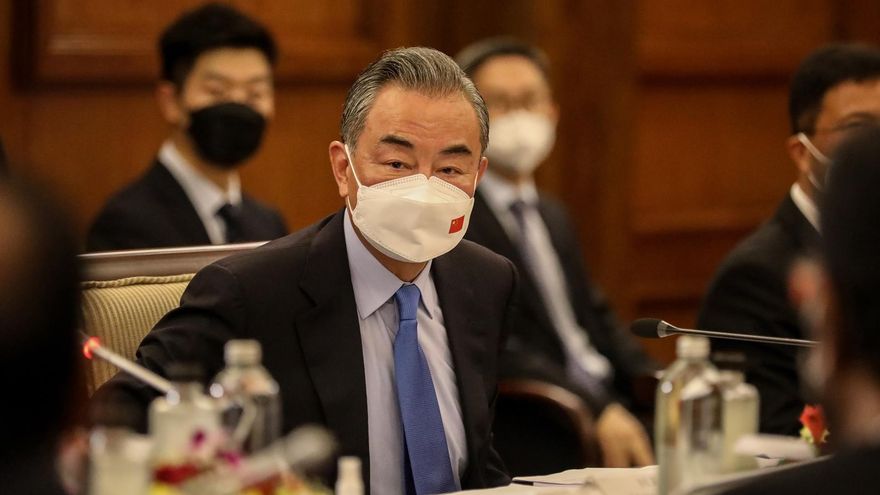 Imagen de archivo del ministro de Exteriores chino, Wang Yi (c).