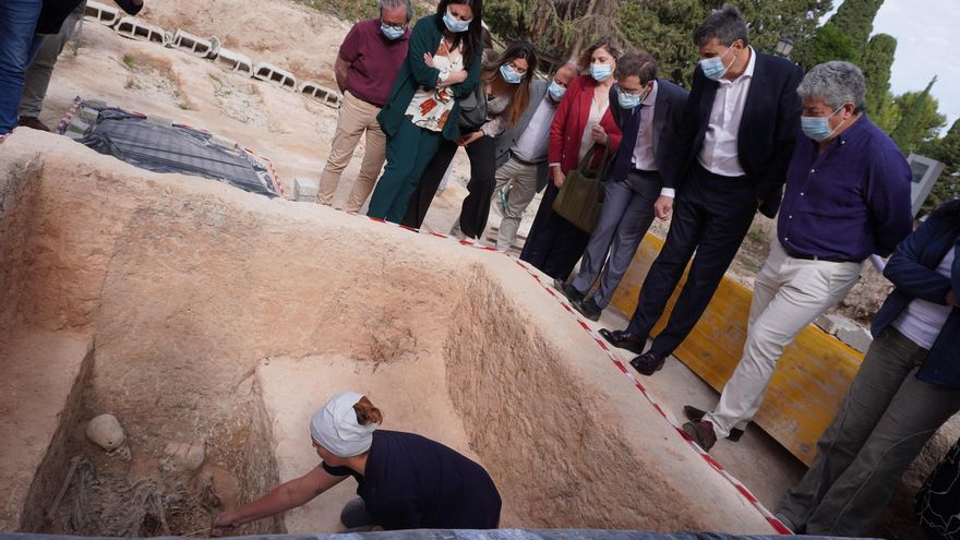 Archivo - Exhumación de cadáveres de la Guerra Civil y de la dictadura.