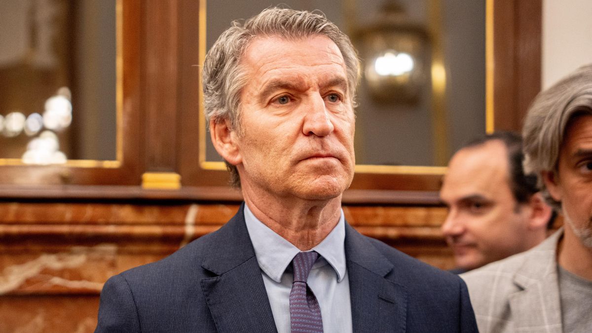 El presidente del Partido Popular, Alberto Núñez Feijóo, a su salida de una sesión plenaria, en el Congreso de los Diputados, a 26 de marzo de 2026, en Madrid (España). El Congreso celebra hoy un pleno extra para acoger el debate de convalidación del decr