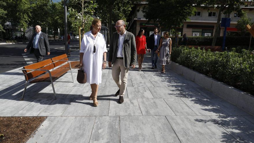 La delegada de Obras y el concejal de Centro pasean por las nuevas aceras de Joaquín Costa