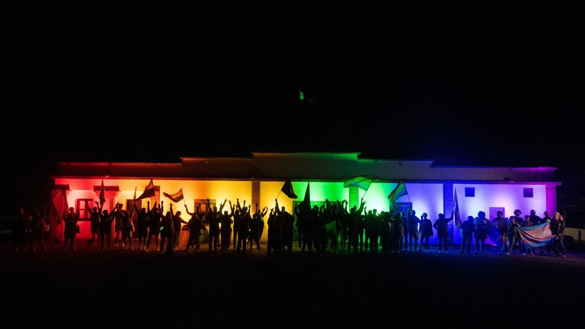 El antiguo penitenciario de Tefía, iluminado con los colores de la bandera LGTBIQ+.
