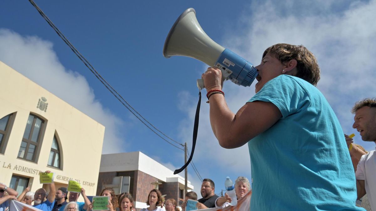 Manifestación ciudadana convocada por la Plataforma de Afectados por el Parque Nacional Marino de El Hierro este sábado. EFE/ Gelmert Finol