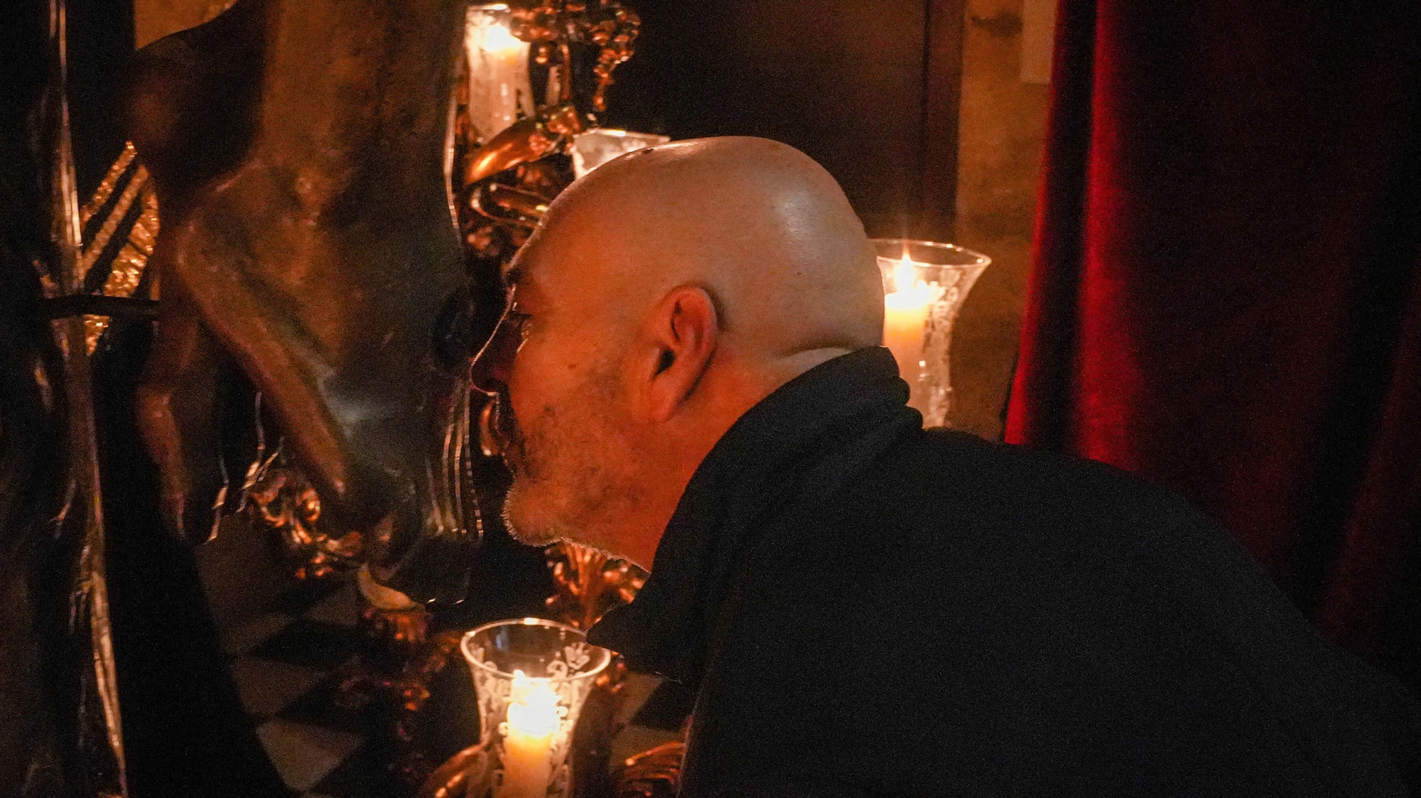 Los besapiés de Jesús Rescatado y del Cristo del Remedio de Ánimas, y el besamanos de Jesús, Divino Salvador, en su Prendimiento, en imágenes