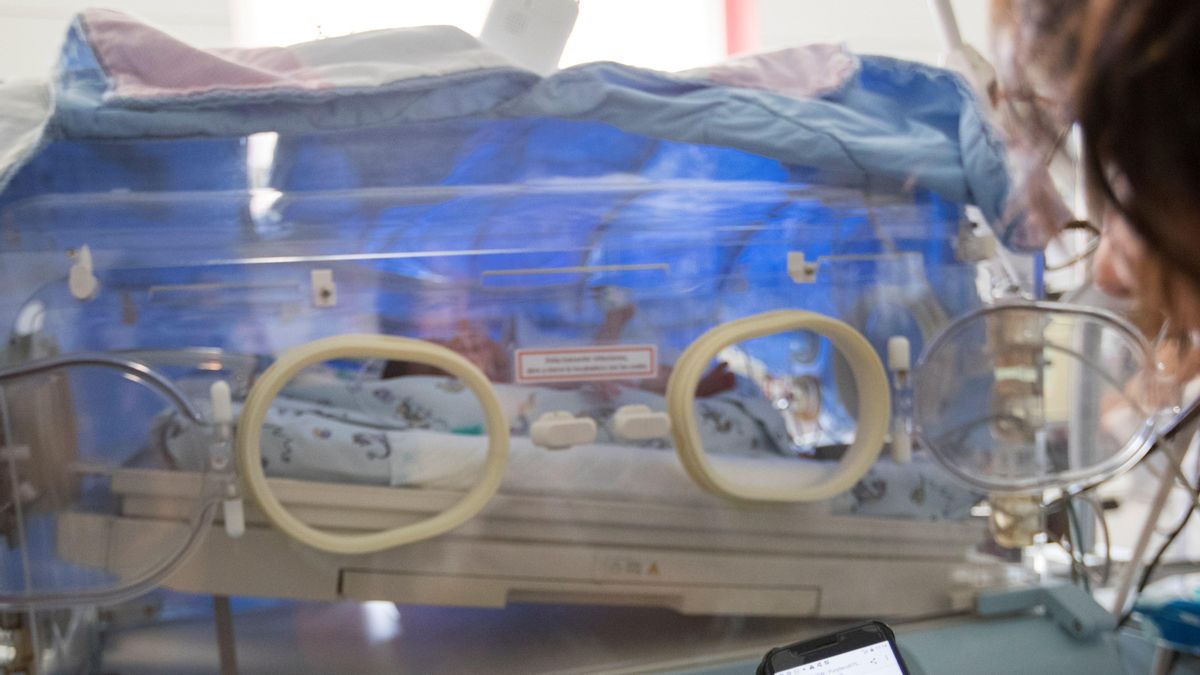 Un bebé, en una UCI neonatal en una imagen de archivo.