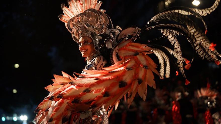 Las integrantes de una comparsa se preparan momentos antes de participar este domingo en el concurso Ritmo y Armonía del Carnaval de Santa Cruz de Tenerife. EFE/Ramón de la Rocha