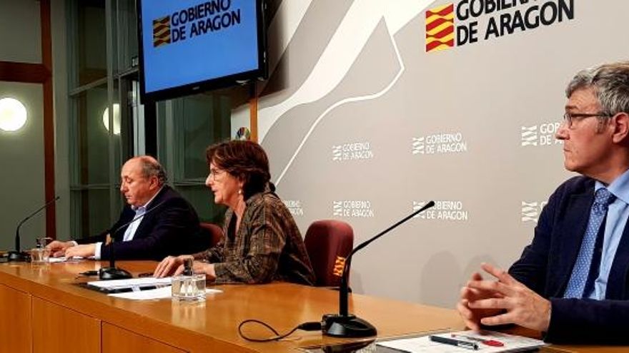 María Victoria Broto, consejera de Derechos Sociales, en el centro, franqueada por el secretario general técnico del Departamento, José Antonio Jiménez, y por el director gerente del IASS, Joaquin Santos.