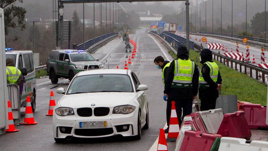Miembros de la Guardia Nacional Republicana durante los controles fronterizos en la frontera entre España y portugal en las localidades de Tuy (España) y Valenca (Portugal). EFE/Salvador Sas/Archivo