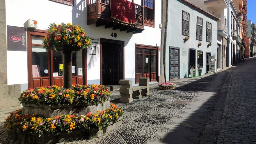 Fuente de Santa Cruz de La Palma, en la Acera Ancha, engalanada en las Fiestas de Mayo.