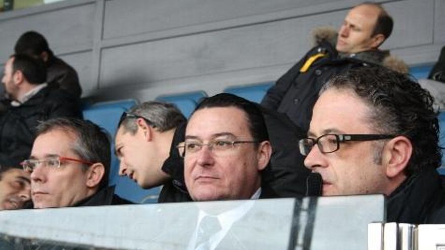 José Luis Tamargo en el palco del Reino de León junto a Javier Chamorro y López Benito.