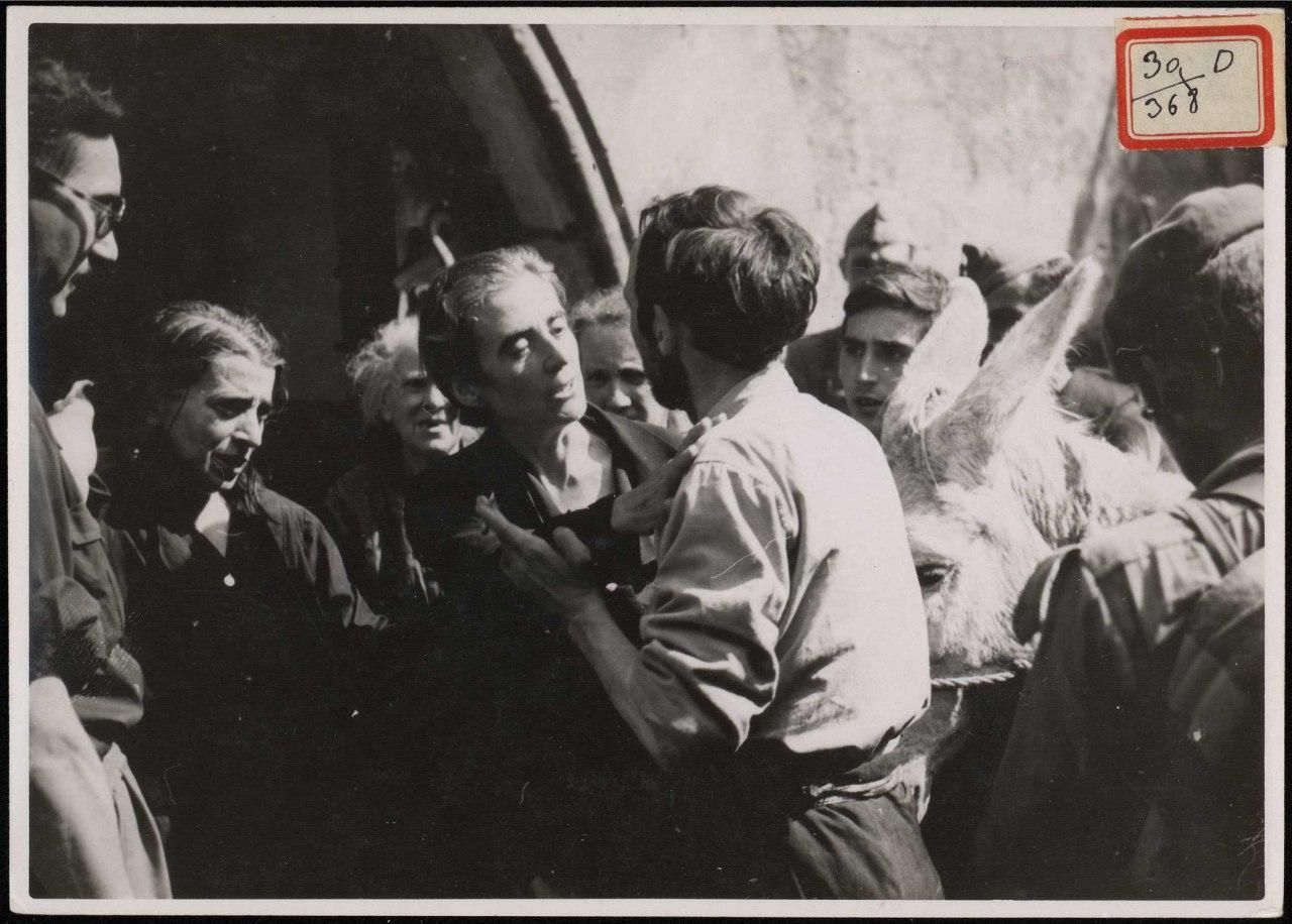 "Al llegar a su casa sus familiares le reciben emocionados y llorando". 24 de agosto de 1937