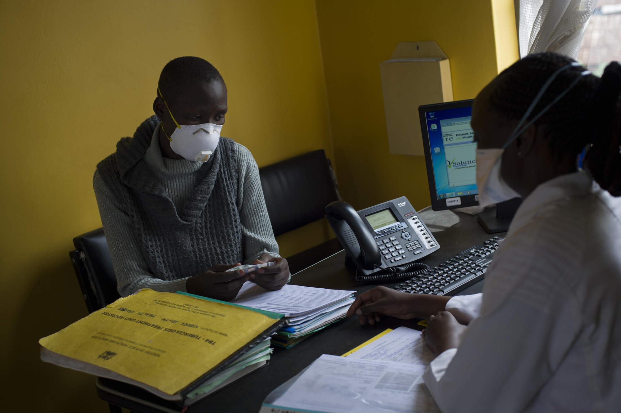Emily Adhiambo Orao, tiene 24 años está en tratamiento de tuberculosis multiresistente a los medicamentos (TB-MDR). “Vine por primera vez en diciembre. Estaba enfermo a menudo, tenía dolores de cabeza y fiebre y perdía peso cada día. Cuando me dijeron que tenía tuberculosis multiresistente pensé que iba a morir, pero el asesoramiento que me dieron en la clínica significó que puedo tener esperanzas en curarme”. Fotografía: Phil Moore