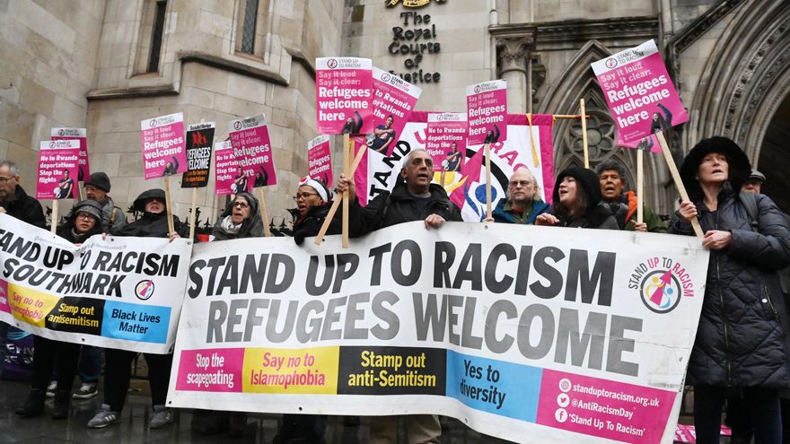 ACNUR ve "incompatible" con los convenios internacionales el plan británico-ruandés de deportar a migrantes