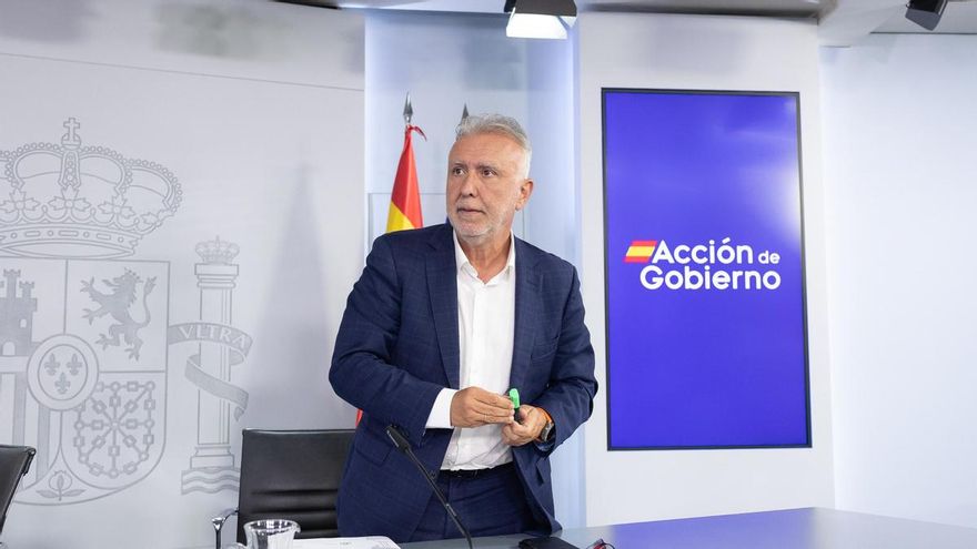 El ministro de Política Territorial y Memoria Democrática, Ángel Víctor Torres, después de terminar la rueda de prensa tras el Consejo de Ministros, a 25 de agosto de 2026, en Madrid (España).