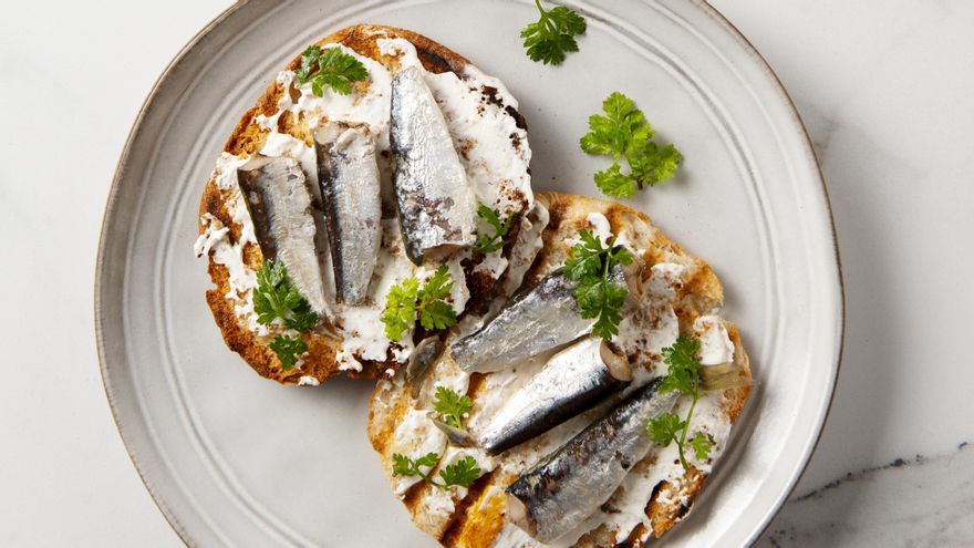 Tostas de sardinas con queso crema
