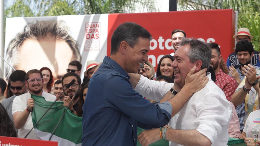 El secretario general del PSOE y presidente del Gobierno, Pedro Sánchez junto a el candidato a la Presidencia de la Junta, Juan Espadas.