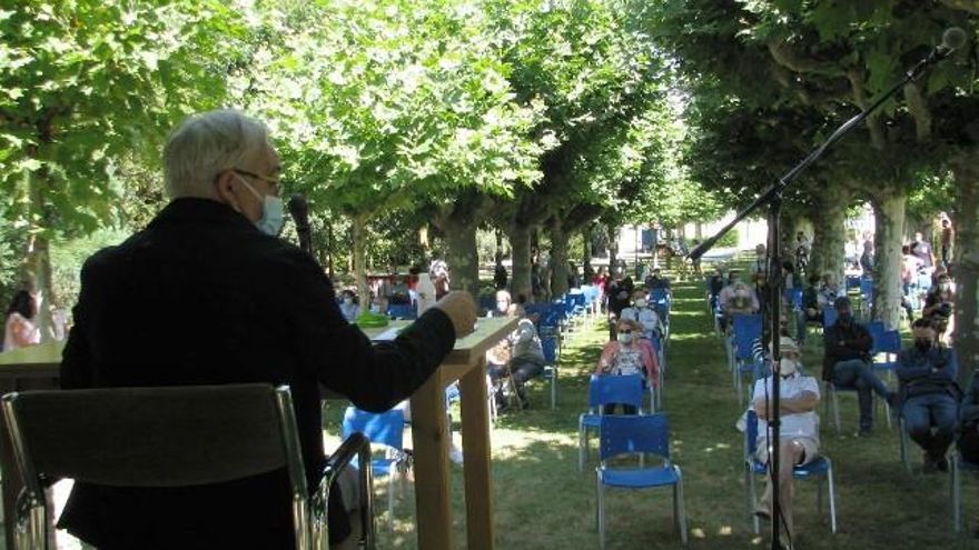 El actual presidente fundador, José A. Martínez Reñones, presentando el proyecto en la localidad.