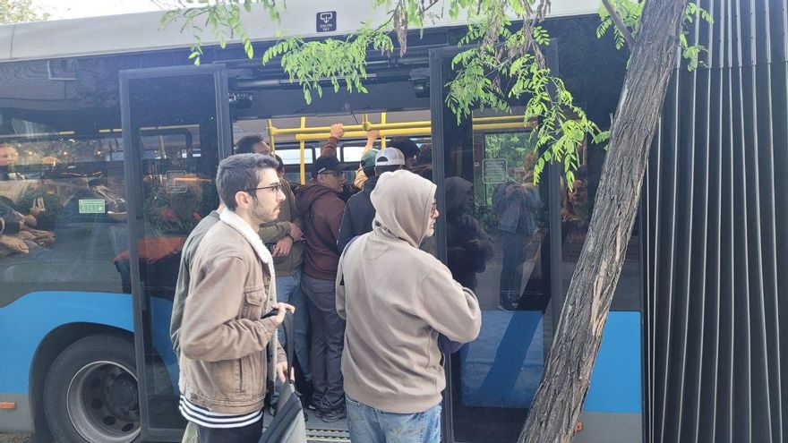 Largas colas esperando los buses