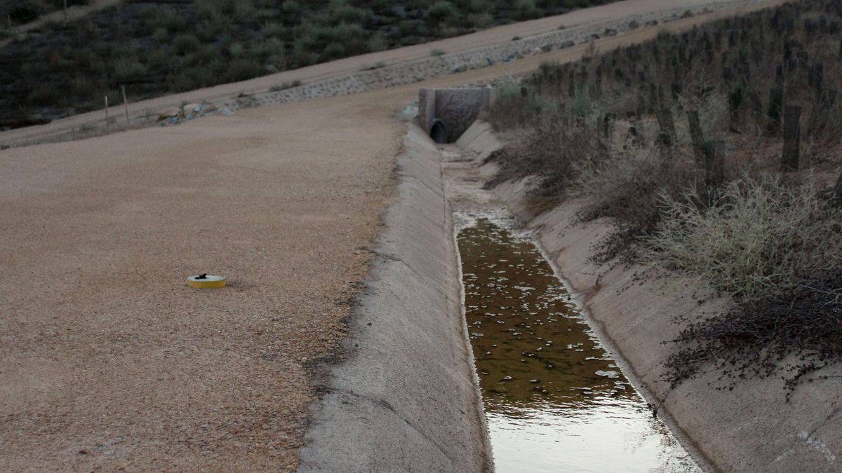 Las canalizaciones construidas en el depósito durante el proyecto de restauración presentan restos de tierra erosionada que va a parar a la rambla / Fotografía tomada en octubre de 2025