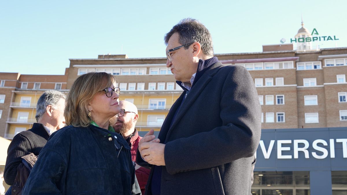 El presidente del Sindicato Médico Andaluz (SMA), Rafael Ojeda, a las puertas del hospital Virgen del Rocío con motivo de la huelga nacional de médicos