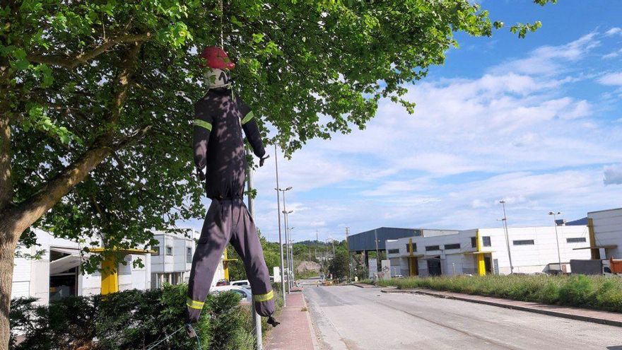 Un muñeco colgado a la entrada del pabellón de Tubacex en Amurrio