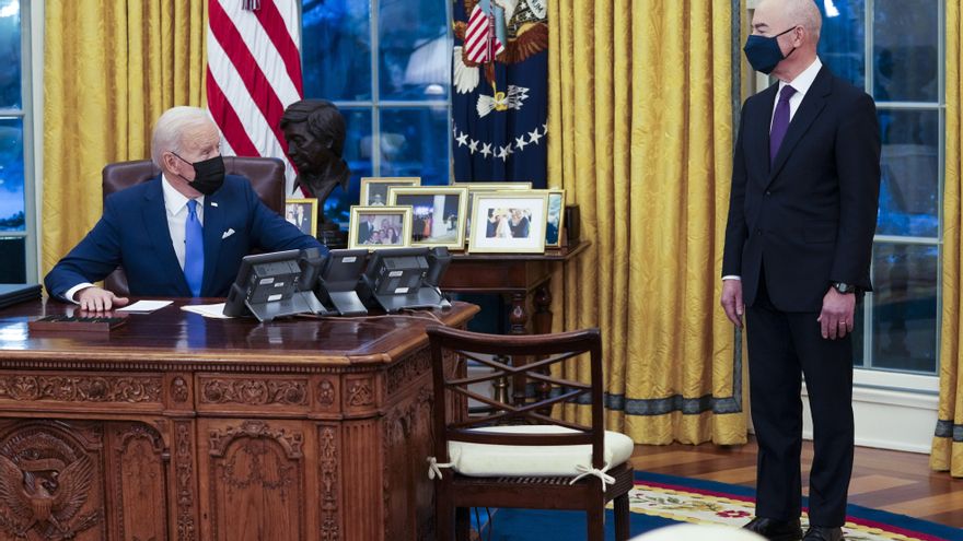 Un juez anula fallo y permite al Gobierno Biden poner fin a "Quédate en México"