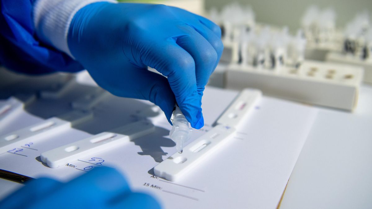 Un sanitario prepara test rápido de coronavirus.