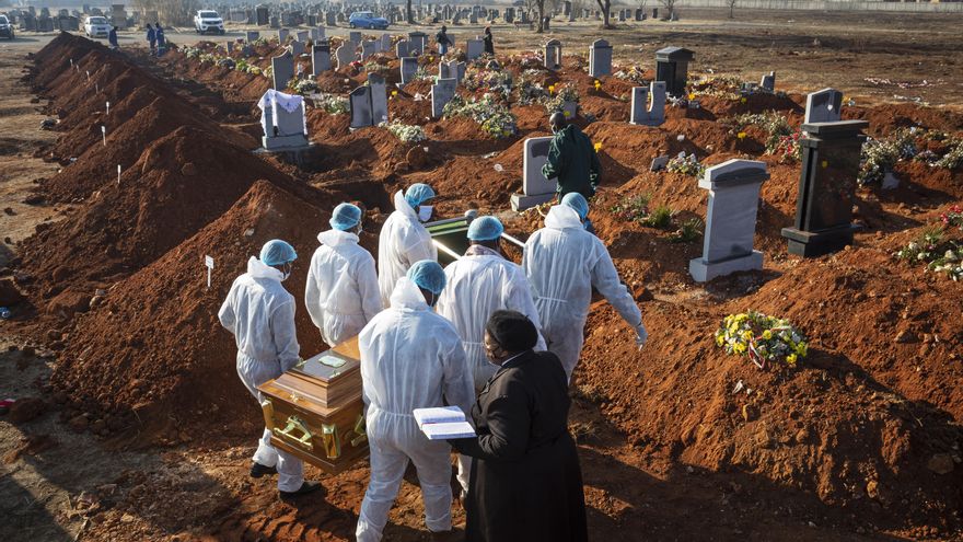 Entierro de una víctima de Covid-19 en Sudáfrica. EFE/EPA/KIM LUDBROOK/Archivo