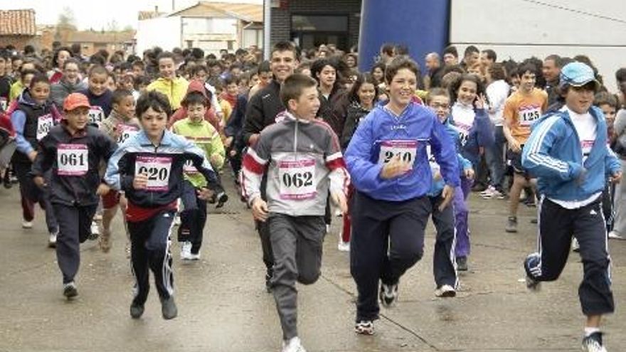 Salida de la Media Maratón El Dulce disputada en Benavides del Órbigo.
