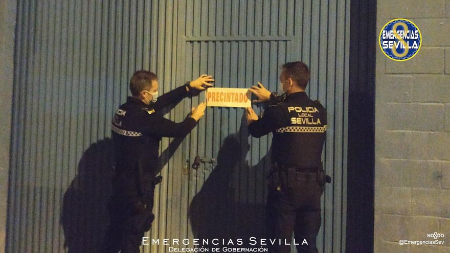 Agentes de la Policía Local proceden a precintar el establecimiento habilitado como karaoke y sala de juego.