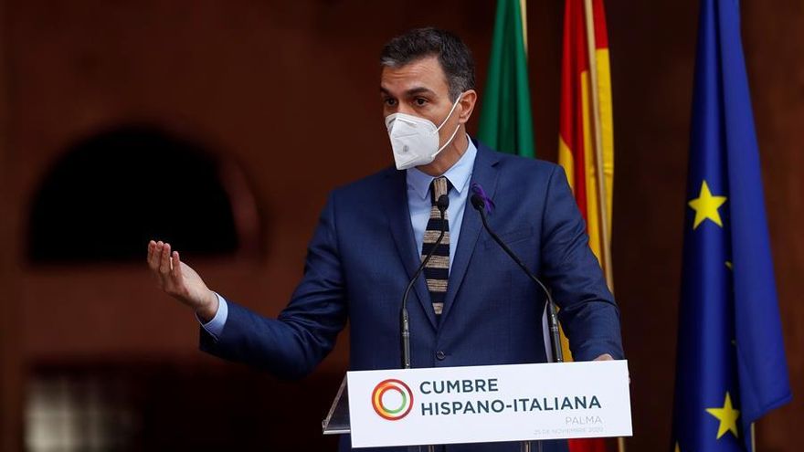 El presidente del Gobierno, Pedro Sánchez, comparece ante los medios en el marco de la XIX Cumbre bilateral de España e Italia, celebrada este miércoles en el Palacio de la Almudaina en Palma de Mallorca.