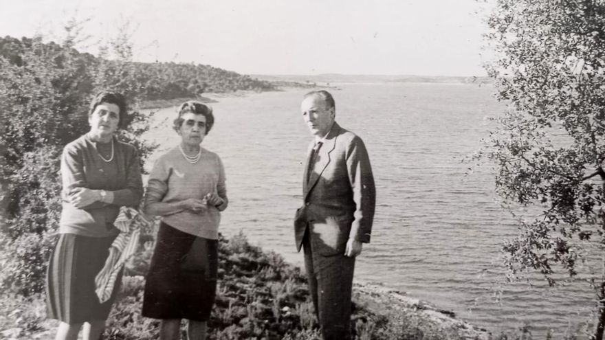 Higinio Recuenco, després de sortir de la presó, acompanyat de la seva dona, Teresa, i de la seva cunyada, Pilar Rosado.