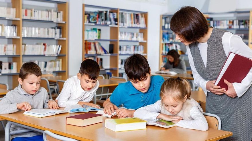 Entre el escepticismo y el aplauso: el plan de lectura obligatoria para el nuevo curso en Andalucía a ojos de los expertos
