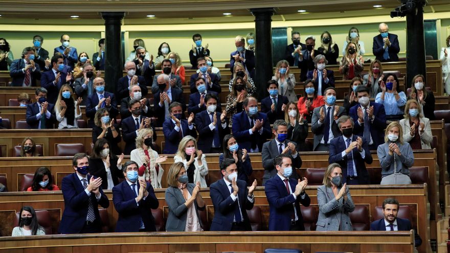 El líder del PP, Pablo Casado (d) recibe el aplauso del grupo parlamentario popular, este miércoles, en el Congreso. EFE/ Fernando Alvarado