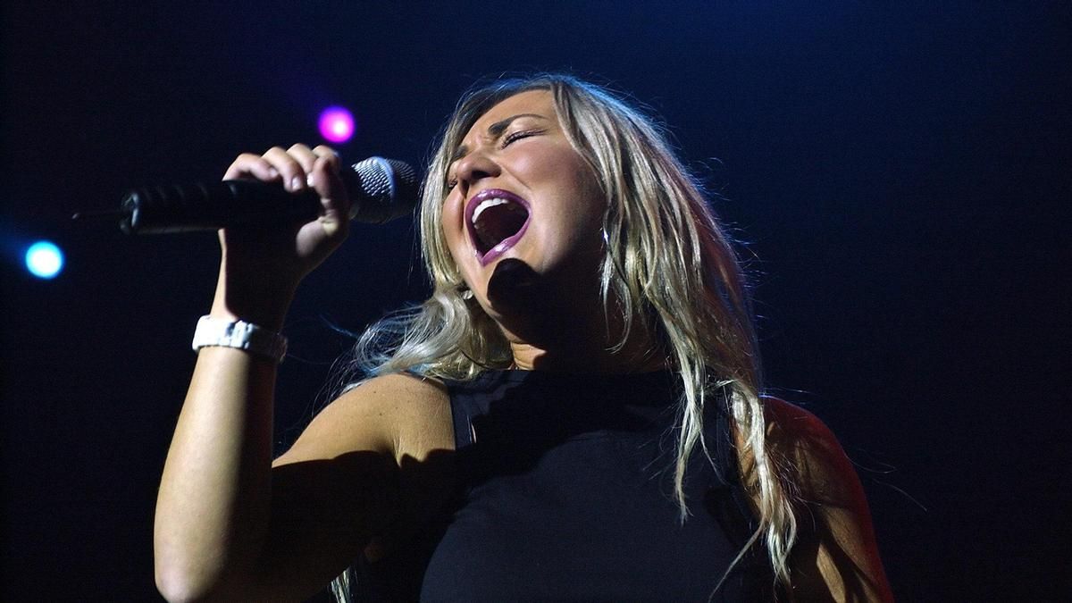 Amaia Montero, en un concierto de La Oreja de Van Gogh en 2004
