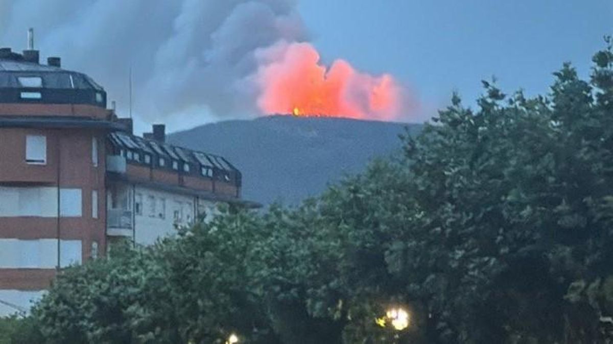 La provincia de León sufre al unísono 14 incendios forestales, cuatro de nivel rojo, tras la oleada de rayos en El Bierzo