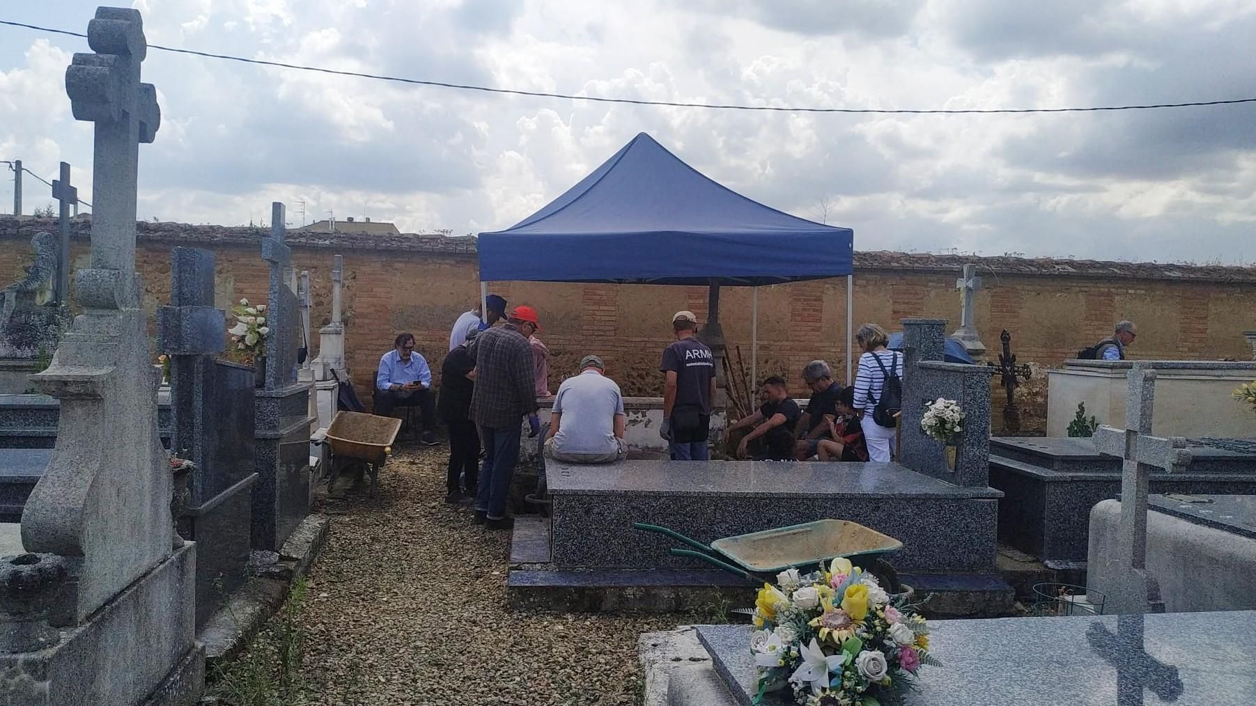 Lugar donde la ARMH busca los restos de los fusilados por Falange, en el cementerio viejo de Mansilla.