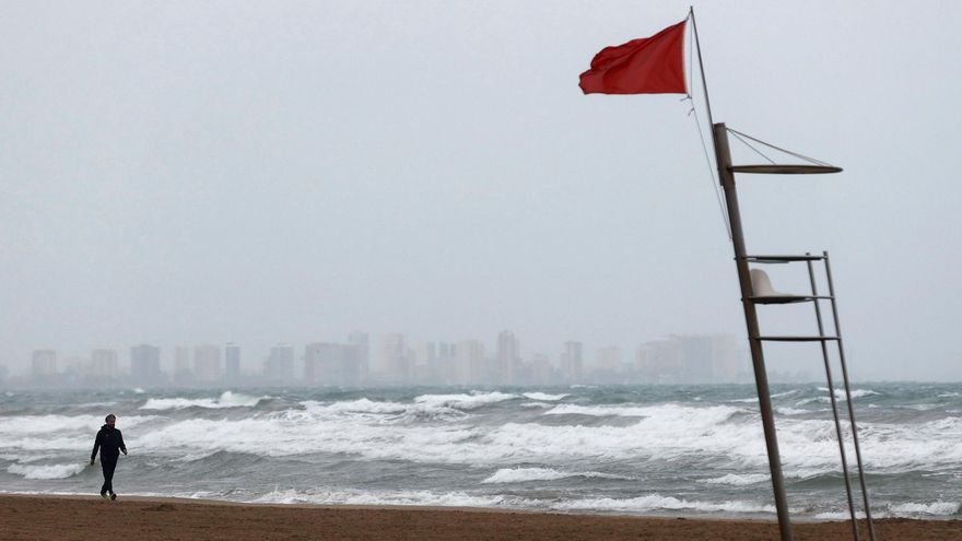 Una persona pasea por la playa de la Malvarrosa, en Valencia. EFE/Kai Försterling