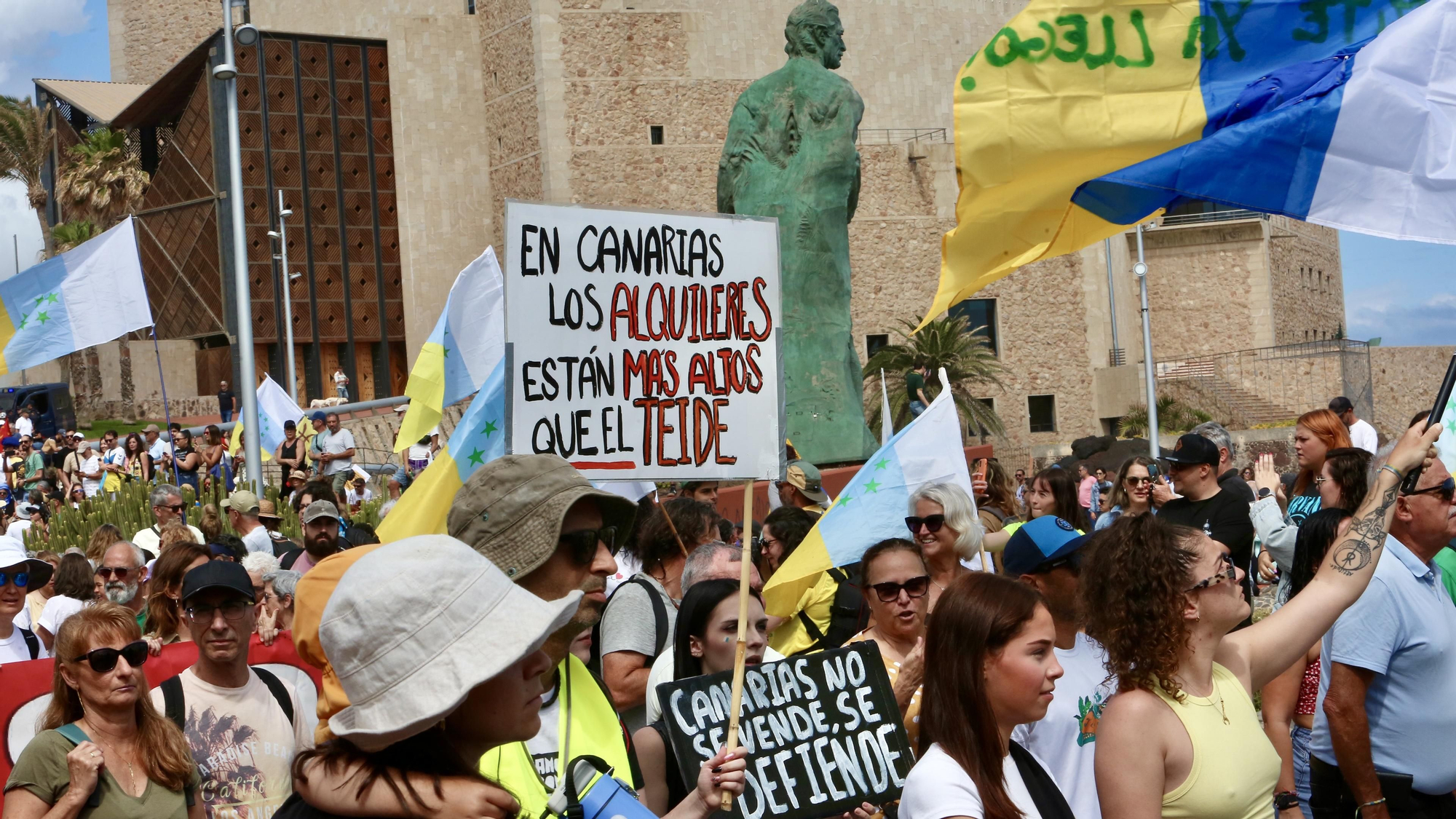 Manifestación en Gran Canaria bajo el lema 'Canarias tiene un límite'