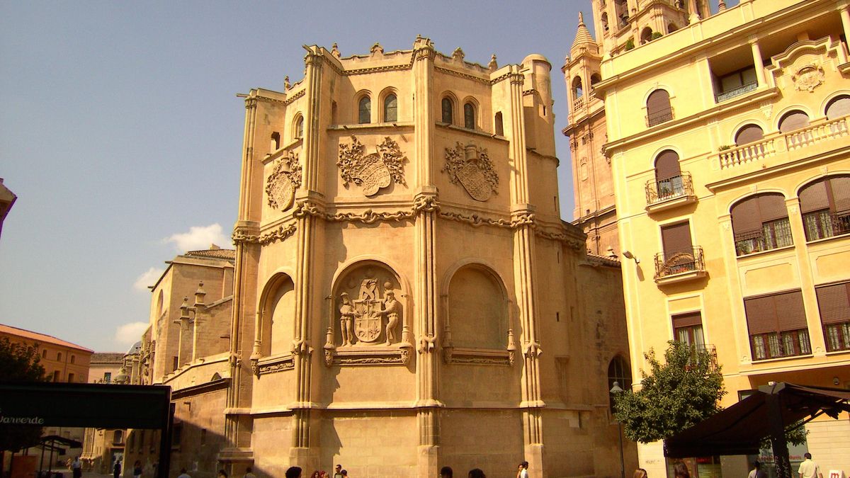 Exterior de la fabulosa Capilla de Los Vélez, en la que se observa la cadena que la rodea y el escudo familiar. WIKIMEDIA COMMONS
