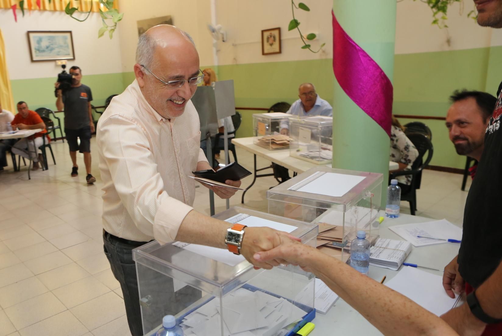 El presidente del Cabildo de Gran Canaria, Antonio Morales, acude a las urnas (Alejandro Ramos)