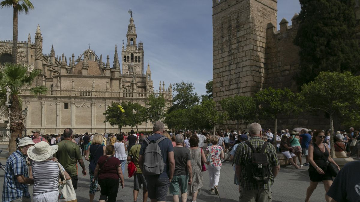 Archivo - Turistas pasean por la calle Miguel Mañara.
